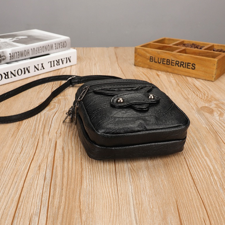 Stilren svart crossbody-veske, vanntett og holdbar i vegansk skinn. En klassiker.