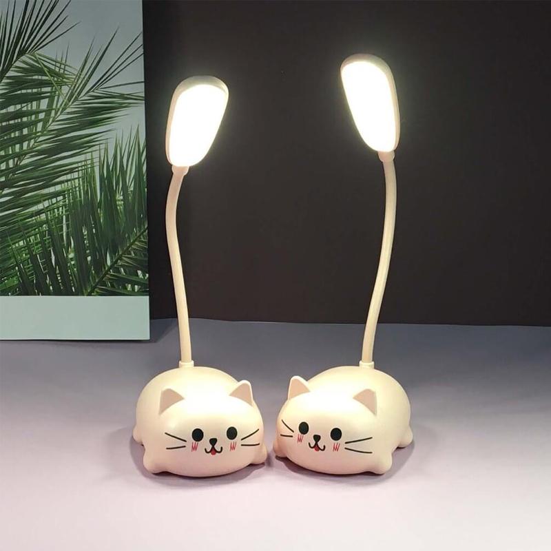 Fleksibel LED-leselampe med kattefigur, oppladbar og trådløs for nattbord og barnerom.