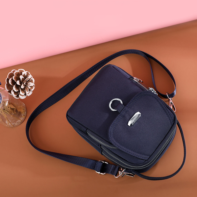 Moteriktig damveske, crossbody stil. Vanntett nylon for organisert oppbevaring på farten.