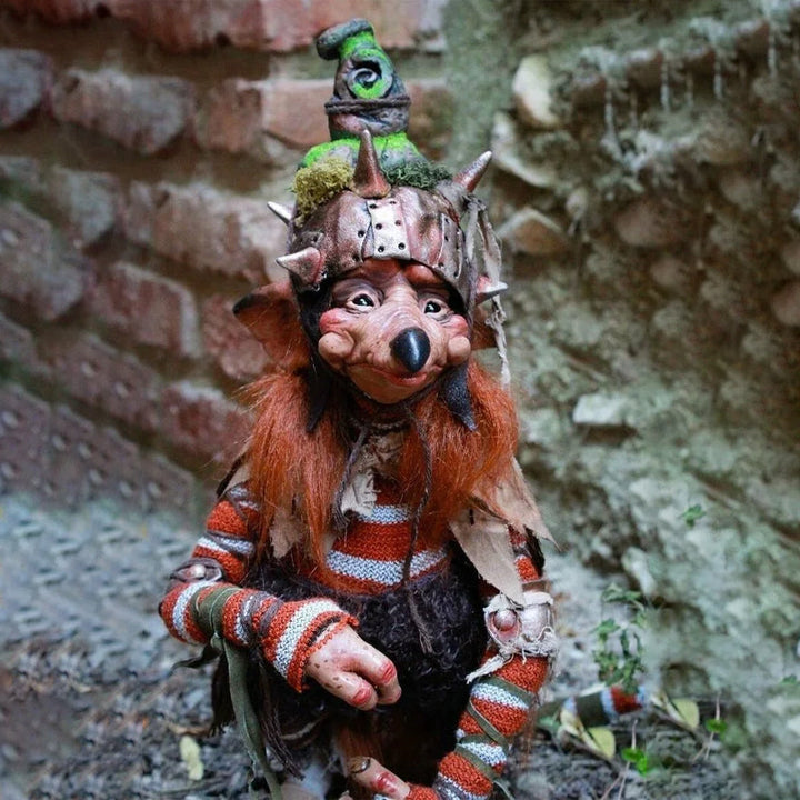 Unik hagegoblin i harpiks. Dekorativ figur for hagen, utendørs eller innendørs. Mystisk vokter.