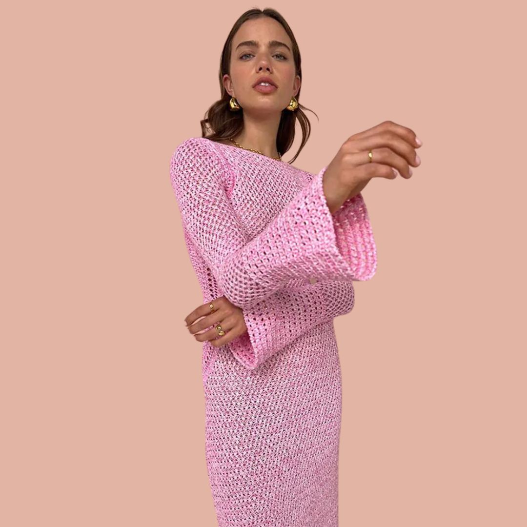 Stilren rosa høstkjole for dame. Langermet maxikjole i strikk som er elegant og varm.