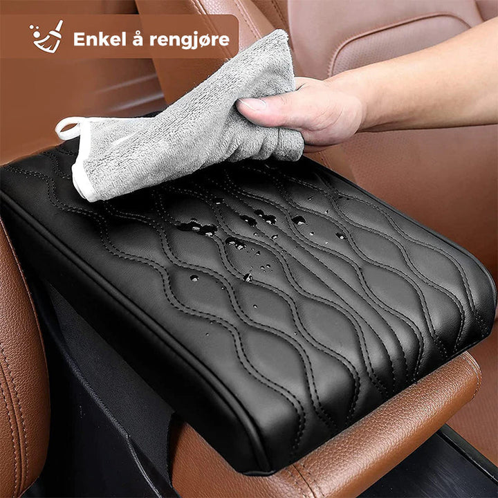 Komfortabelt memory foam armlene som komplementerer bilinteriøret og gir en premium følelse.