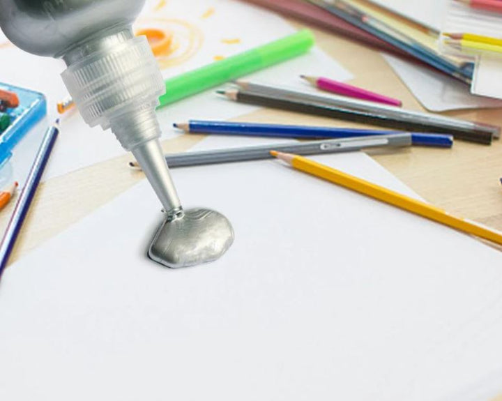 En palett med forskjellige farger av metallisk hobbymaling, klar for kunstnerisk utfoldelse.