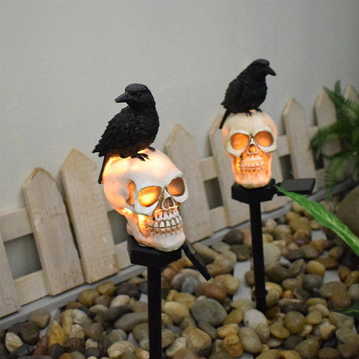 Detaljert gotisk harpiks hodeskalle og kråke solcellelampe. Perfekt Halloween hagedekorasjon.
