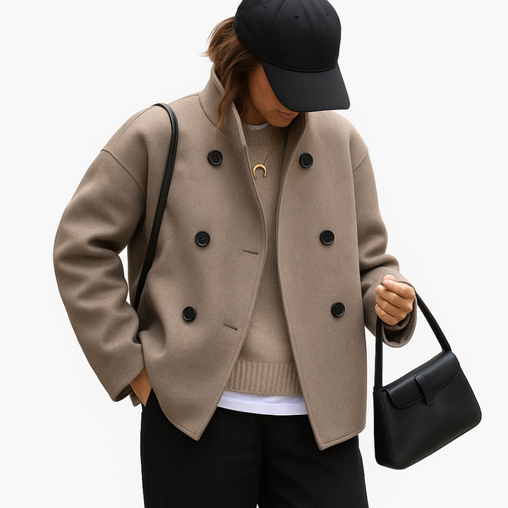 Taupe kort kvinnejakke i klassisk design for hverdag. Elegant overgangsjakke, perfekt vår og høst.