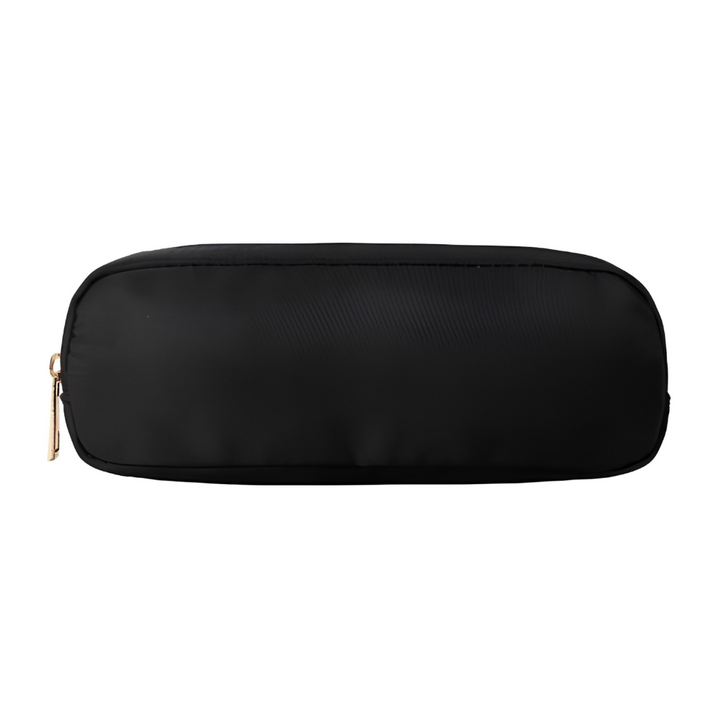Praktisk etui for skolesaker og kontorutstyr. Moderne, minimalistisk design i slitesterk nylon med sikker glidelås.