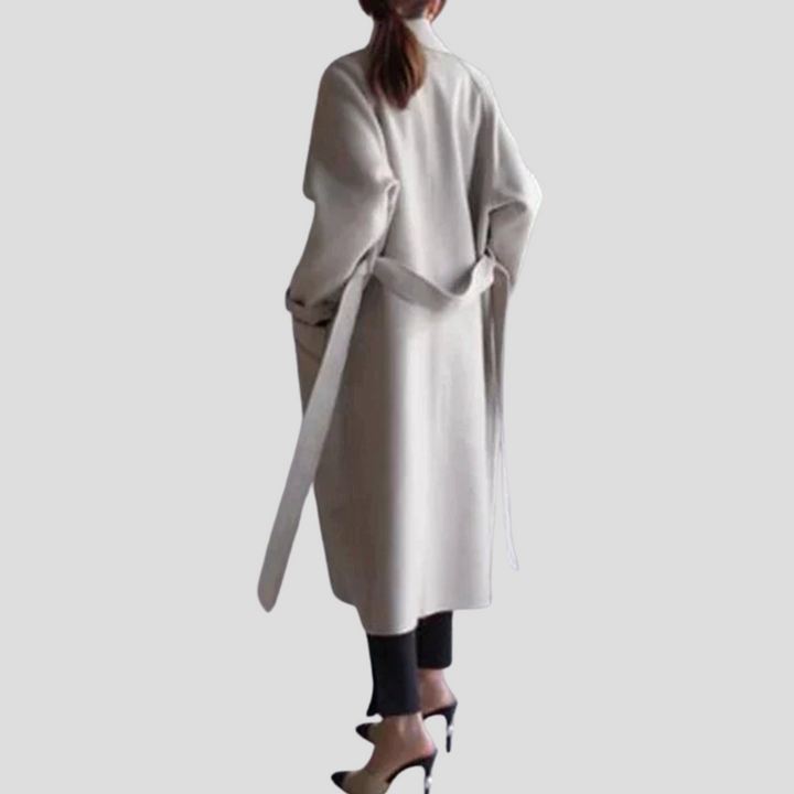 Elegant og lang ullfrakk for kvinner. En varm og komfortabel vinterfrakk i stilfullt design med ullblanding.