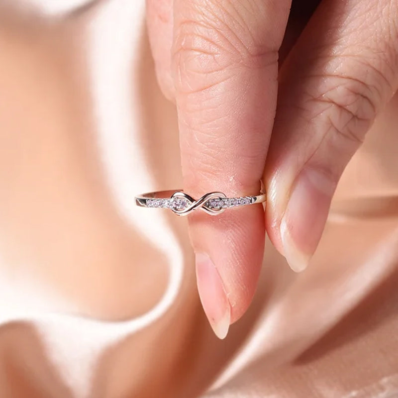 Elegant infinityring i gull, sentimentalt gavesmykke til datter fra mor.