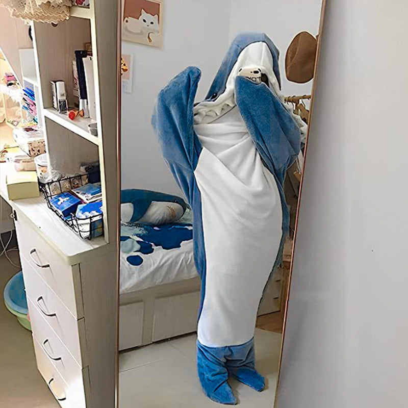 Komfortabel og varm blå hai-fleecepyjamas for voksne. Ideell som koselig hjemmeklær eller onesie.