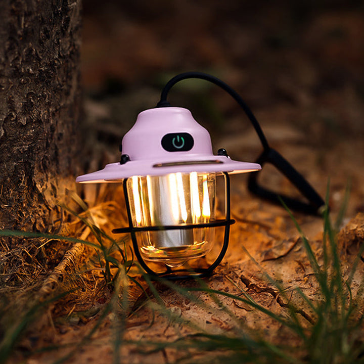 Robust vanntett LED-lykt, ideell for camping, tåler vær og vind. Langvarig utendørs belysning.
