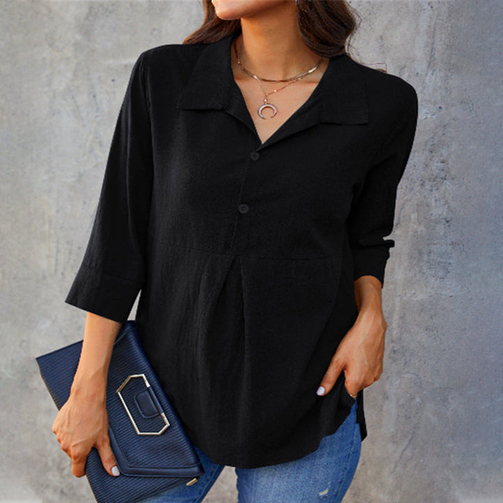 Klassisk ensfarget bluse for kvinner. Løs passform gir komfortabel og elegant stil for alle anledninger.