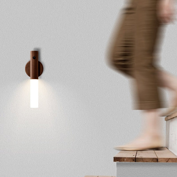 LED-vegglampe som nattlys i valnøtt. Myk, trådløs trebelysning med 360° rotasjon. Oppladbar.