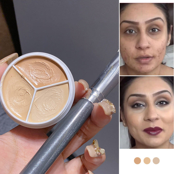 Hånd påfører kremet concealer fra paletten for naturlig dekning av ansikt. Langvarig makeup for glød.