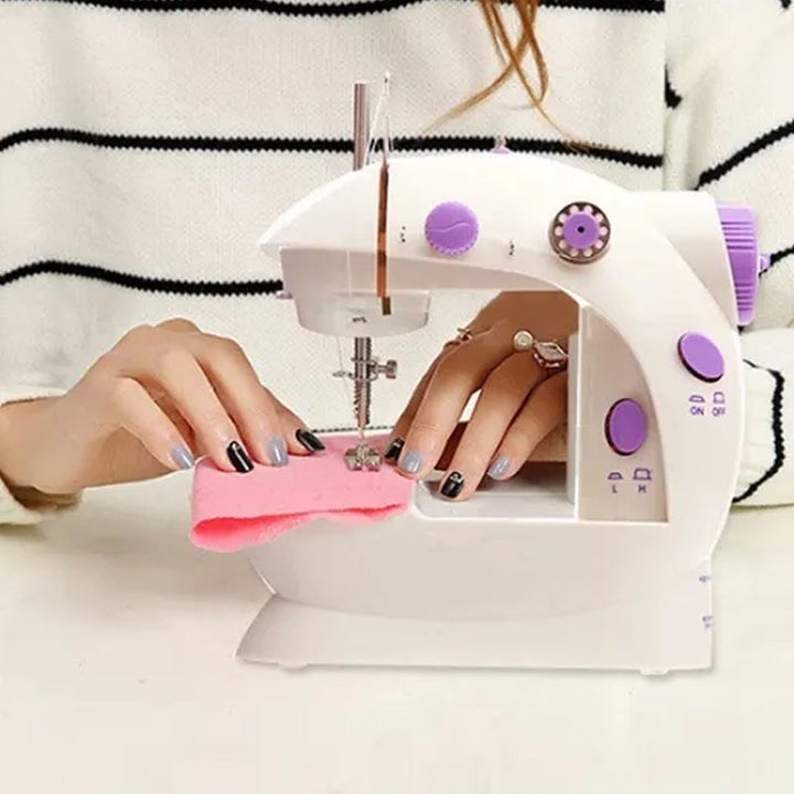 Enkel mini symaskin, ideell for nybegynnere og DIY-prosjekter med tekstiler og klær hjemme.