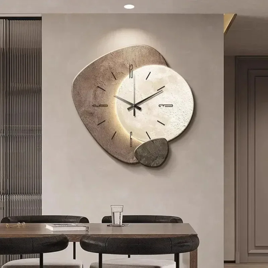 Stilren, moderne LED veggklokke med hvitt lys, ideell for stue eller soverom i et minimalistisk hjem.