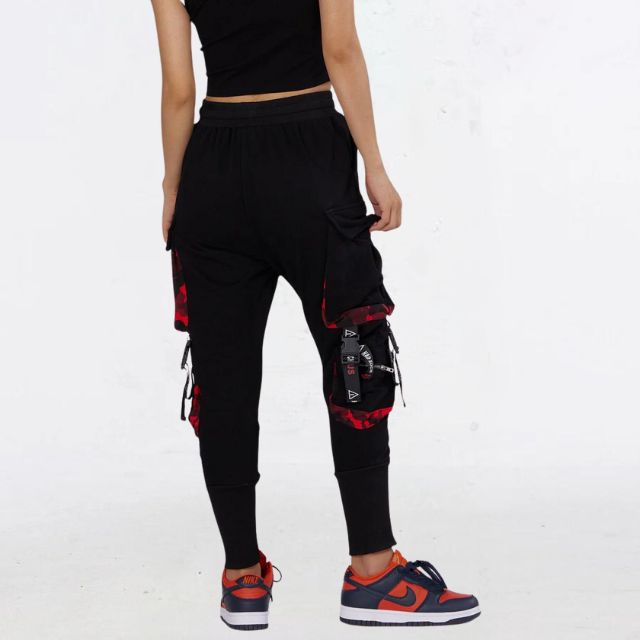 Unisex treningsbukse/joggebukse i sort med stropper, perfekt for sport og aktiv fritid.