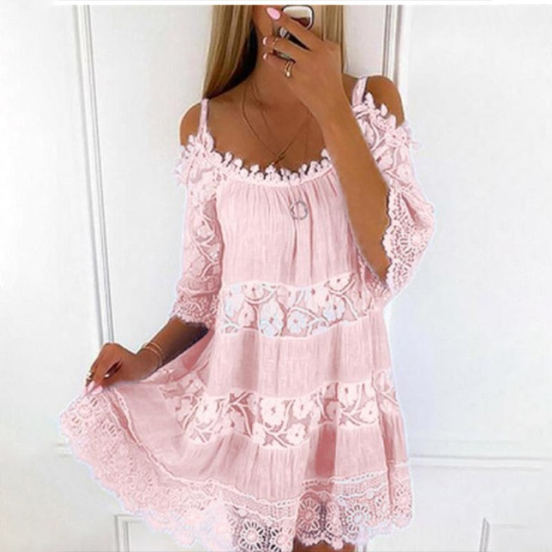 Elegant hvit cami kjole for kvinner, med delikate blonder og tynne stropper, perfekt for sommeren.
