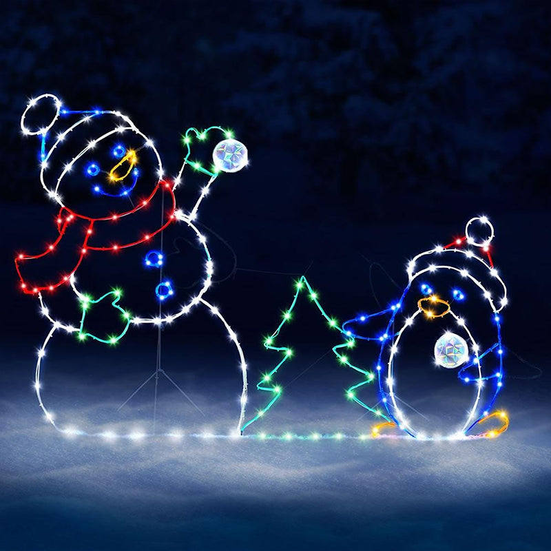Animert snøballkamp juledekorasjon for hage med snømann og pingvin, flott utendørs dekorasjon til jul.
