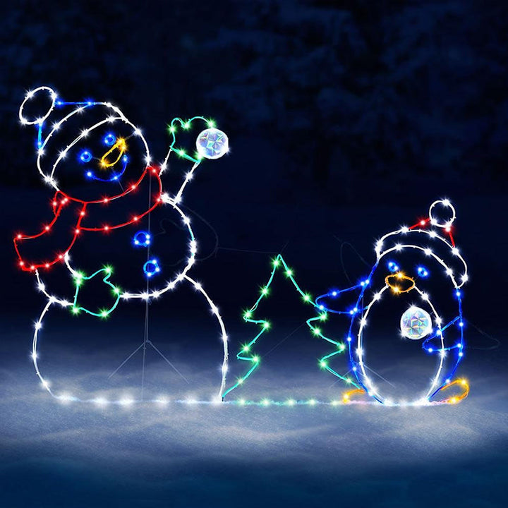 Animert snøballkamp juledekorasjon for hage med snømann og pingvin, flott utendørs dekorasjon til jul.