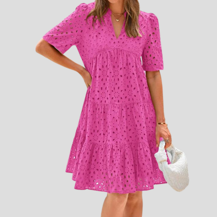 Modell viser elegant a-linje heklekjole for damer. Lett, ermeløs sommerkjole perfekt for ferie.