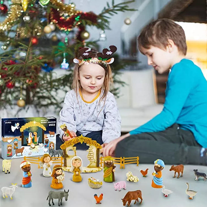 Barn leker med julekrybbefigurer fra adventskalenderen, skaper en hyggelig familietradisjon.