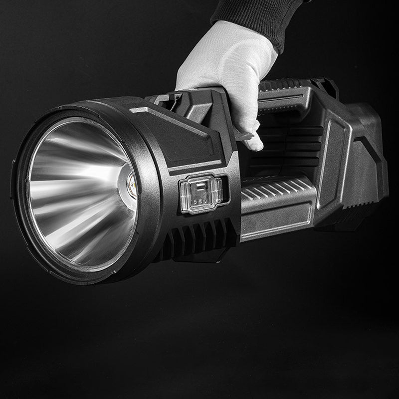 Nærbilde av den robuste, slitesterke LED-lommelykten. Designet for krevende utendørs bruk og fottur.