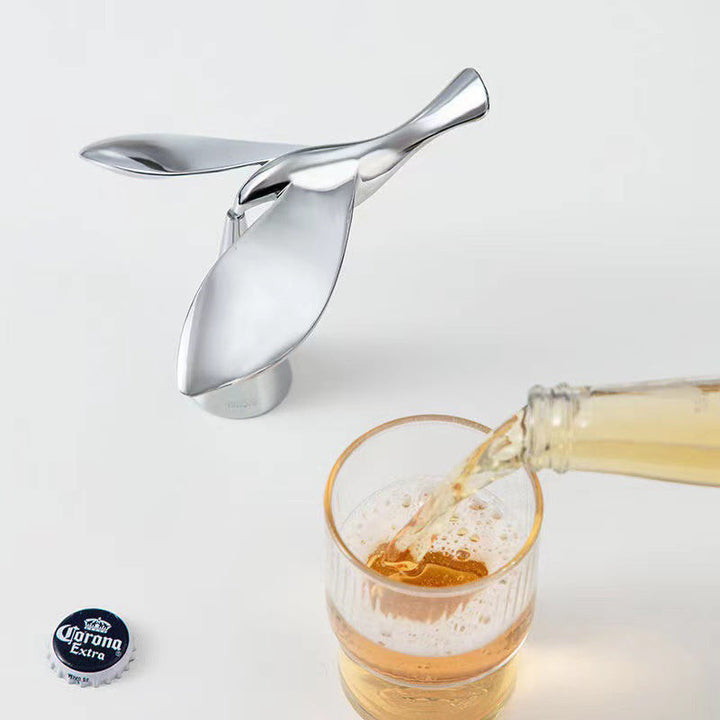Elegant flaskeåpner med intrikat balanserende fugledesign. Et blikkfang i ethvert kjøkken eller barområde.
