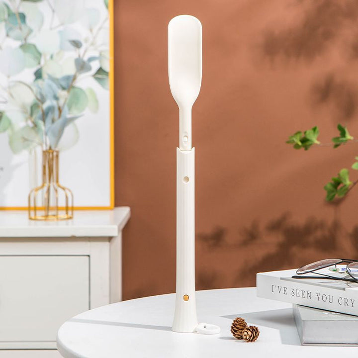 Ryggvennlig teleskopisk skohorn for enkel påføring av sko. Justerbart design gjør det lett å bruke.