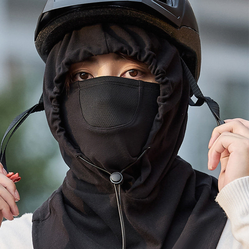 Pustende og termisk maske som holder ansikt og hals varm under utendørsaktiviteter.
