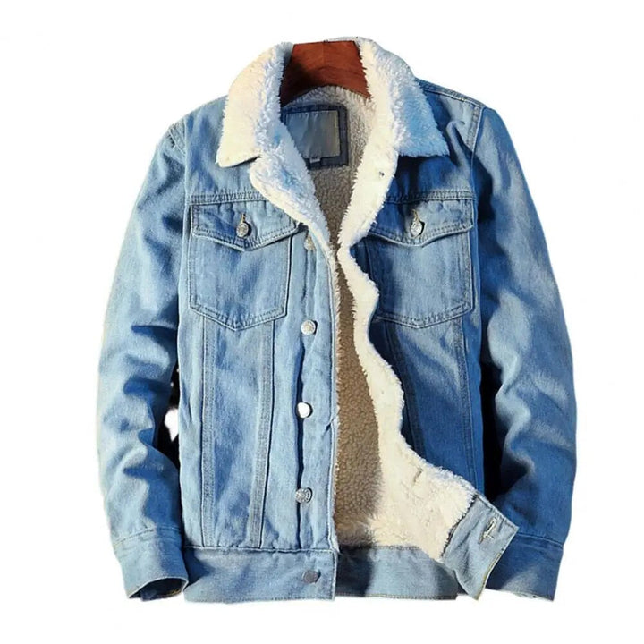 Nærbilde av herre denimfleece frakk. Viser slitesterkt denimstoff og mykt, varmt fleecefôr inni.
