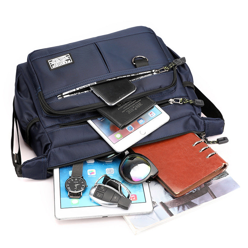 Kompakt herre crossbody skulderveske i vanntett nylon, med justerbar stropp for organisert oppbevaring.