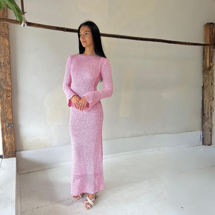 Rosa langermet maxikjole i strikk for dame. Elegant og komfortabel festkjole i polyester.