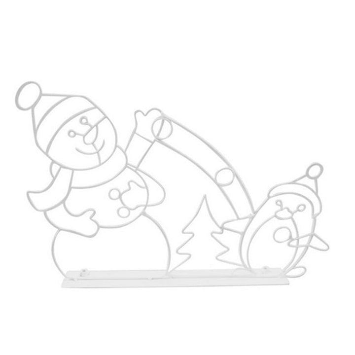 Koselig animert juledekorasjon for hage: snøballkamp mellom snømann og pingvin, med lys for vinterkvelder.