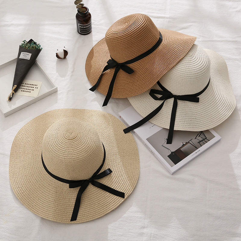 Stilfull strandhatt for dame med bred kant, perfekt for solrike dager utendørs.