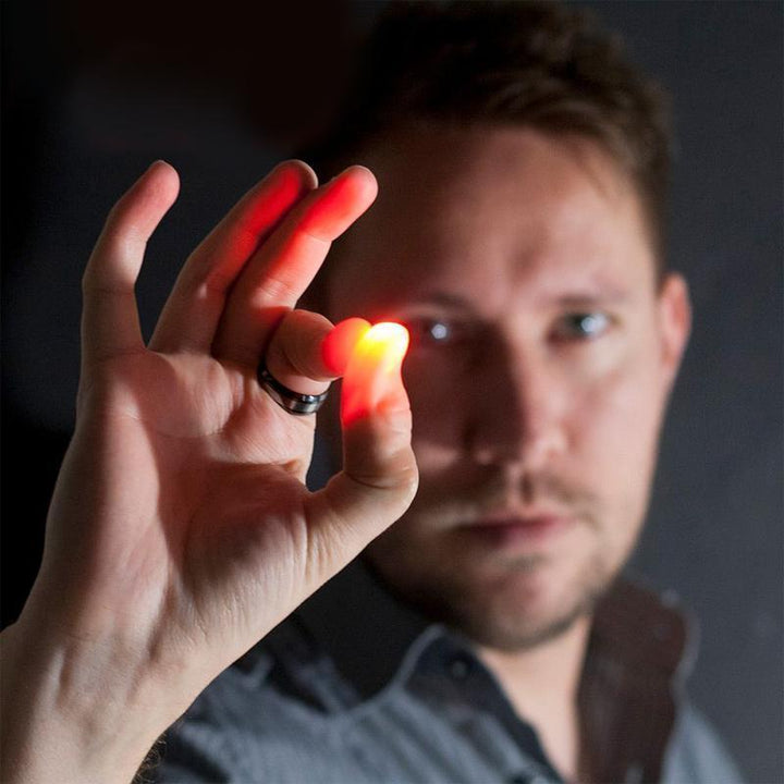 Komplett tryllesett med fingertupplys for imponerende illusjoner. Enkel å lære for alle.