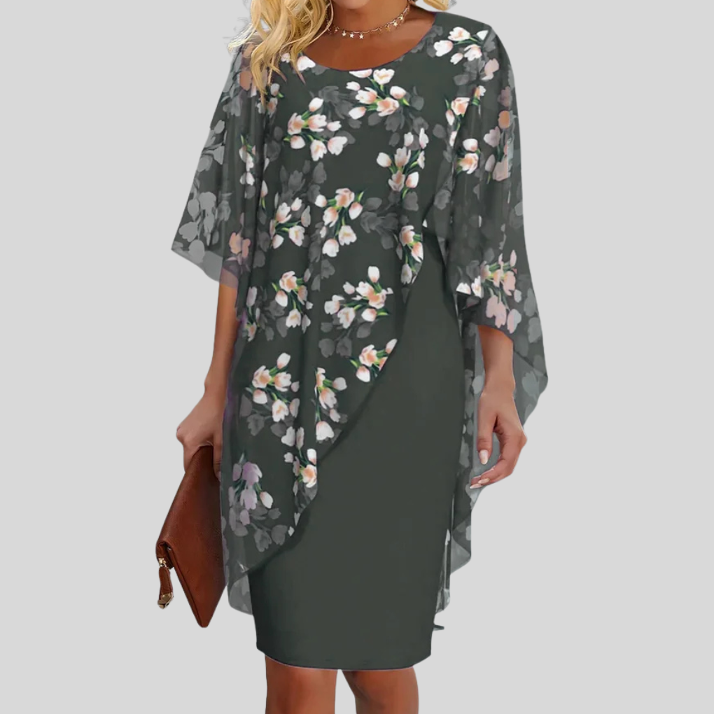 Nærbilde av mønstret chiffonkjole for dame. Viser det vakre blomsterdesignet og den lette stoffkvaliteten.