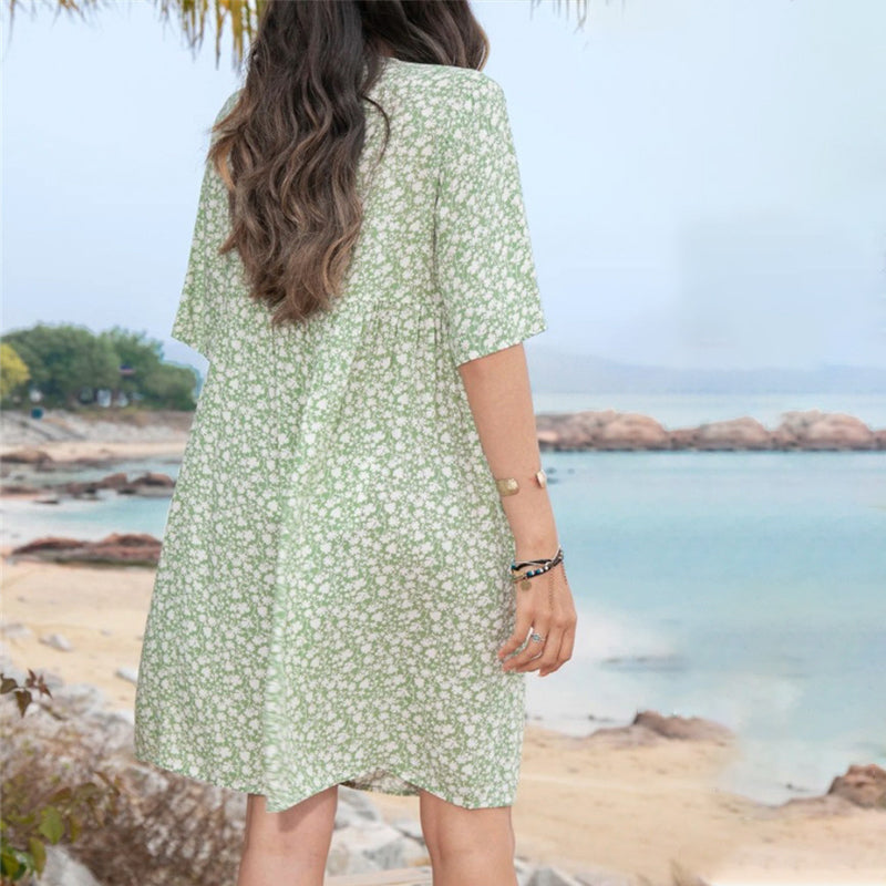 Trendy damekjole med elegant blomsterprint og V-hals, ideell for sommer og ferie.