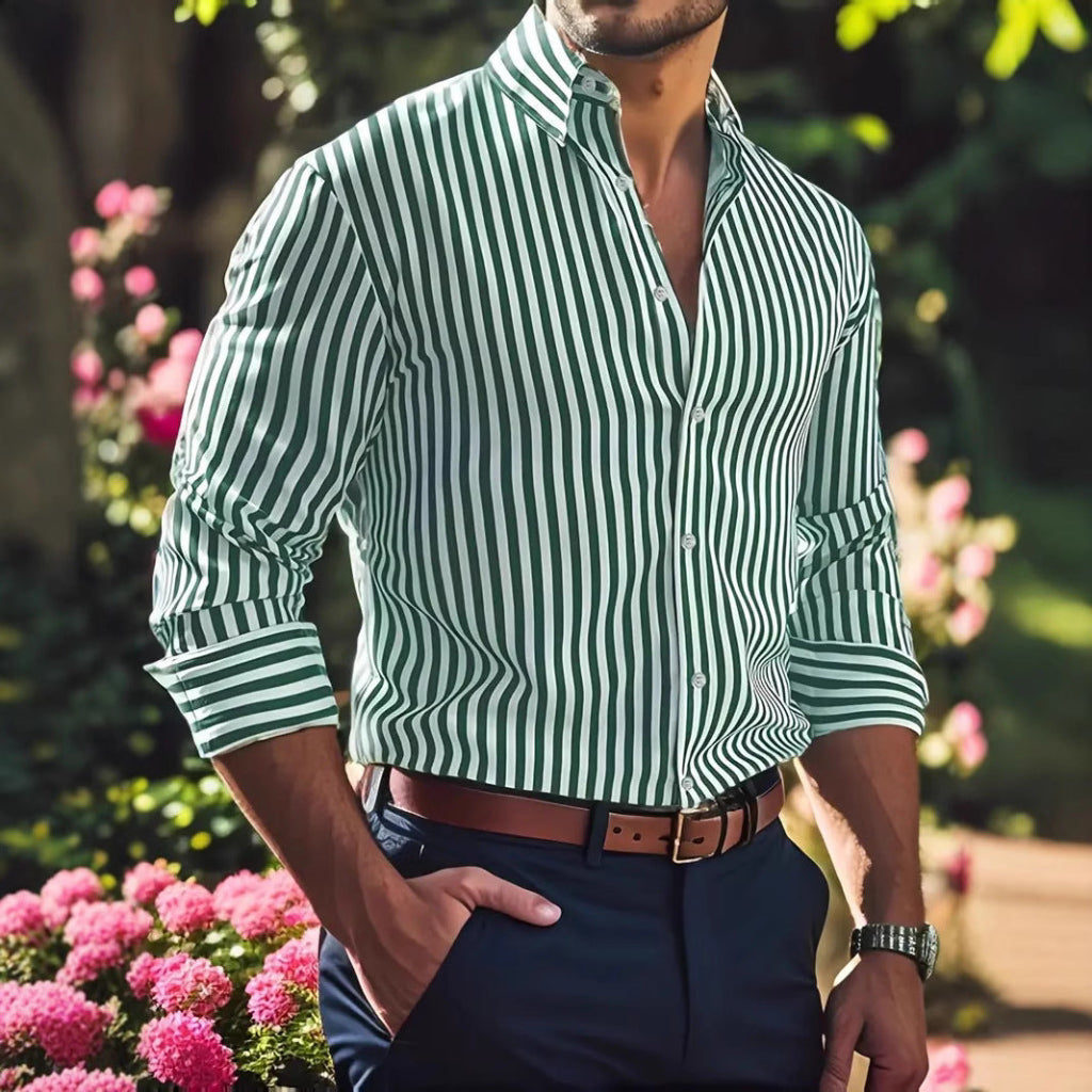 Stilig herreskjorte med stripetrykk og knapper. Perfekt for smart casual eller hverdagsbruk. Mote og komfort.