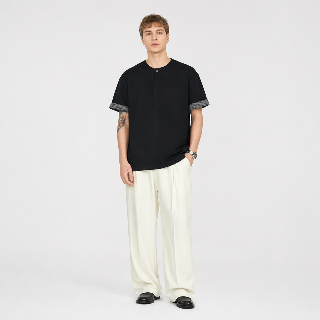 Motebevisst herre t-skjorte, Henley-stil, med unike rutete detaljer. Løs passform for streetwear-look.