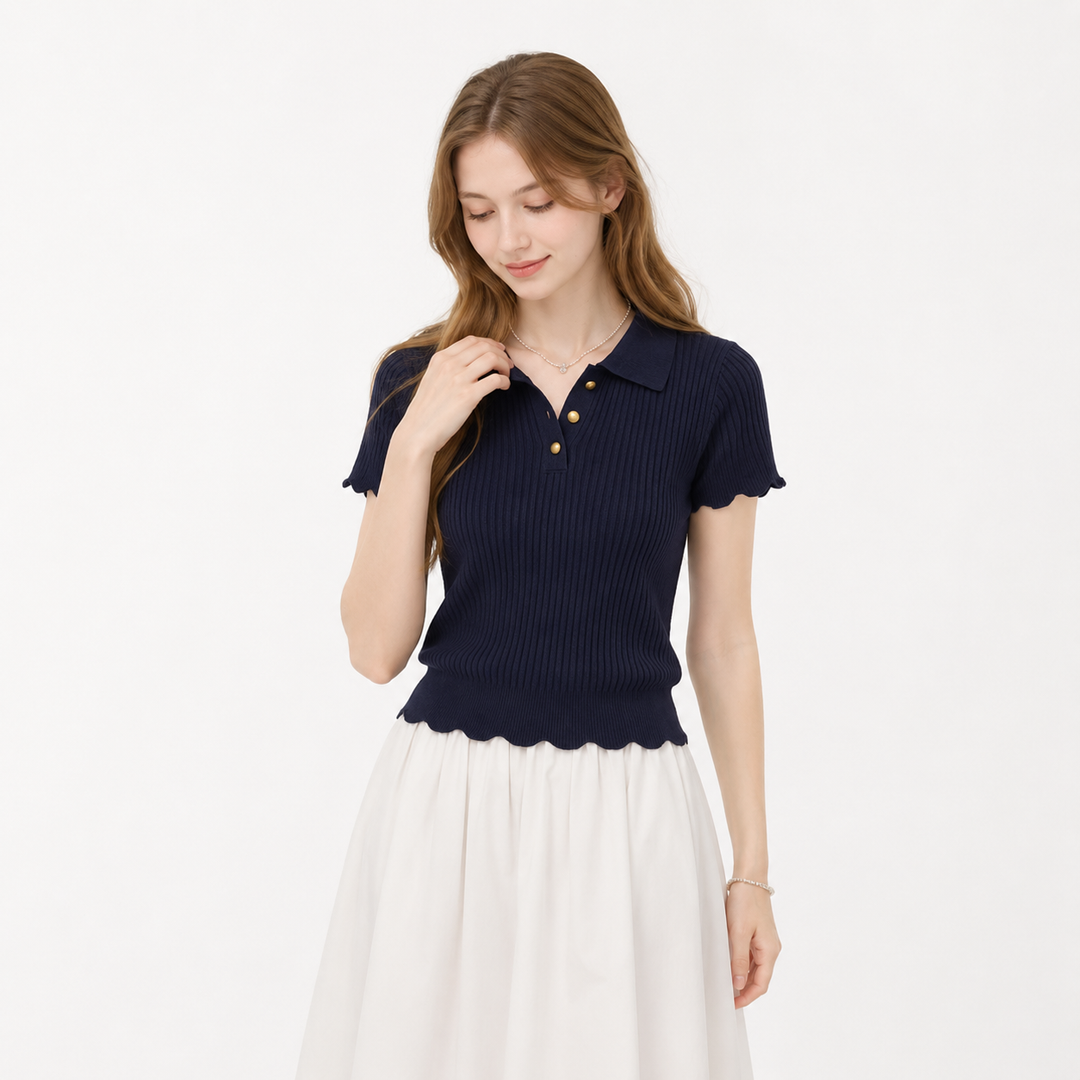 Elegant marineblå slim fit polo topp til dame. Perfekt kort ermet overdel for hverdag, sommer og kontorstil.