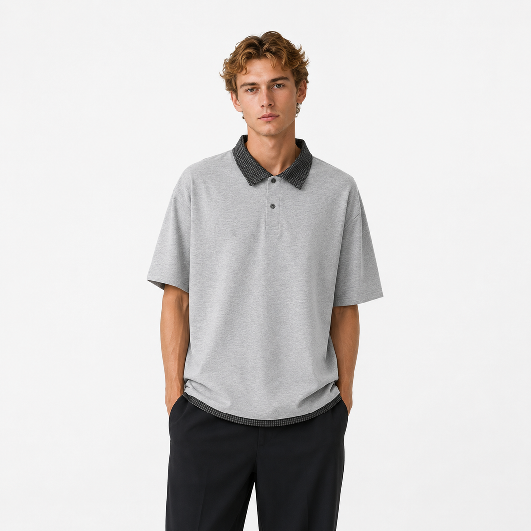 Menns retro polo t-skjorte i mørkeblått og grått, med rutete mønster og smart fake two-piece look.