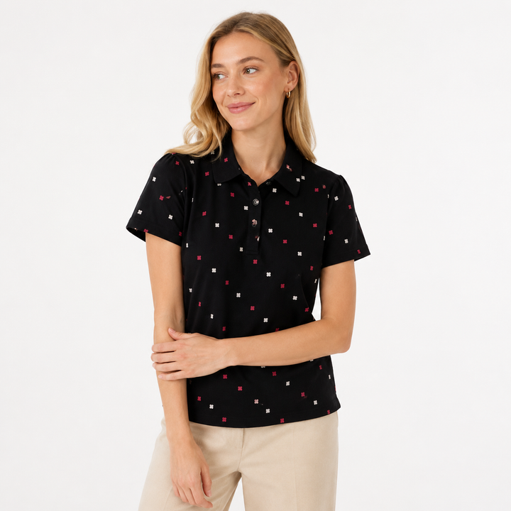Kortermet slim fit dameskjorte med fargerikt print, en elegant sommertopp perfekt for hverdag og ferie.