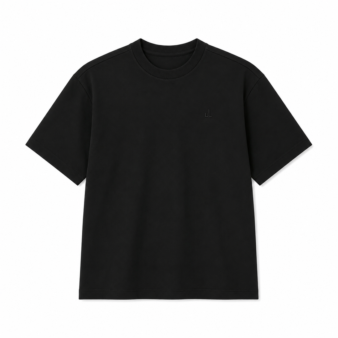 Svart herre t-skjorte, oversized passform med detaljert brodert fiskemotiv. Perfekt for streetwear og fritidsbruk.