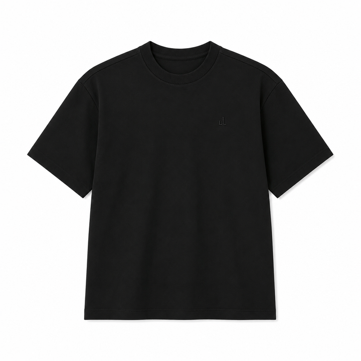 Svart herre t-skjorte, oversized passform med detaljert brodert fiskemotiv. Perfekt for streetwear og fritidsbruk.
