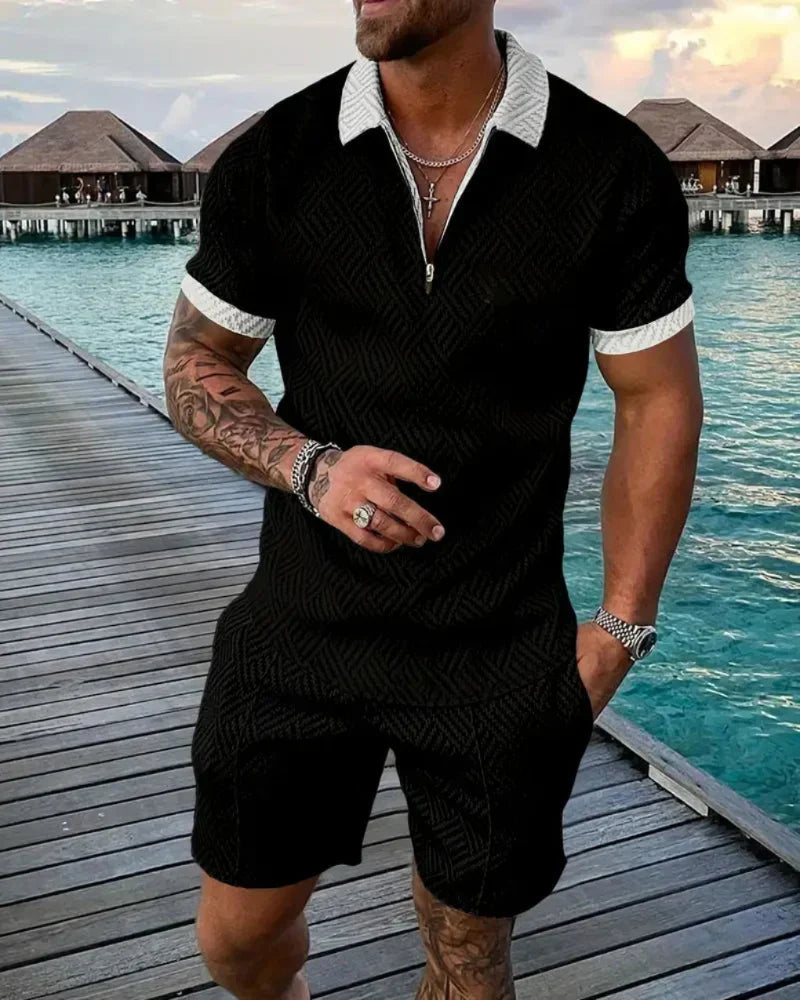 Avslappet herre shortssett med glidelåskrage, perfekt sommerklær for fritid og casual bruk.