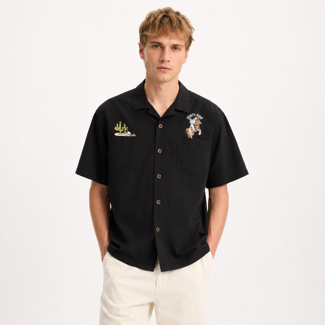Svart herre retro cuban collar skjorte med broderi, perfekt kortermet hawaii sommerskjorte for fritid og strand.