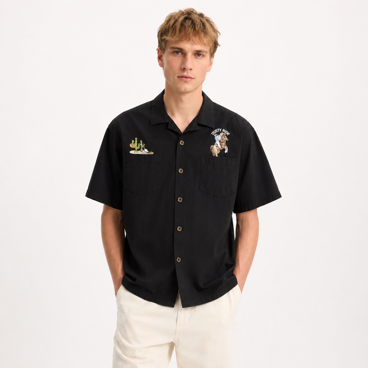 Svart herre retro cuban collar skjorte med broderi, perfekt kortermet hawaii sommerskjorte for fritid og strand.