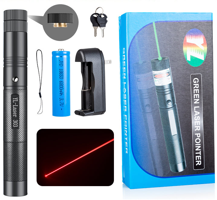 Nærbilde av USB-ladeport på oppladbar laserpeker med lommelykt, klar for ny bruk.