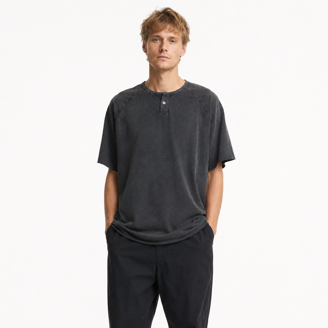 Herre vintage Henley t-skjorte i tung vasket bomull. Komfortabel oversized bomullstee for casual hverdagsbruk.