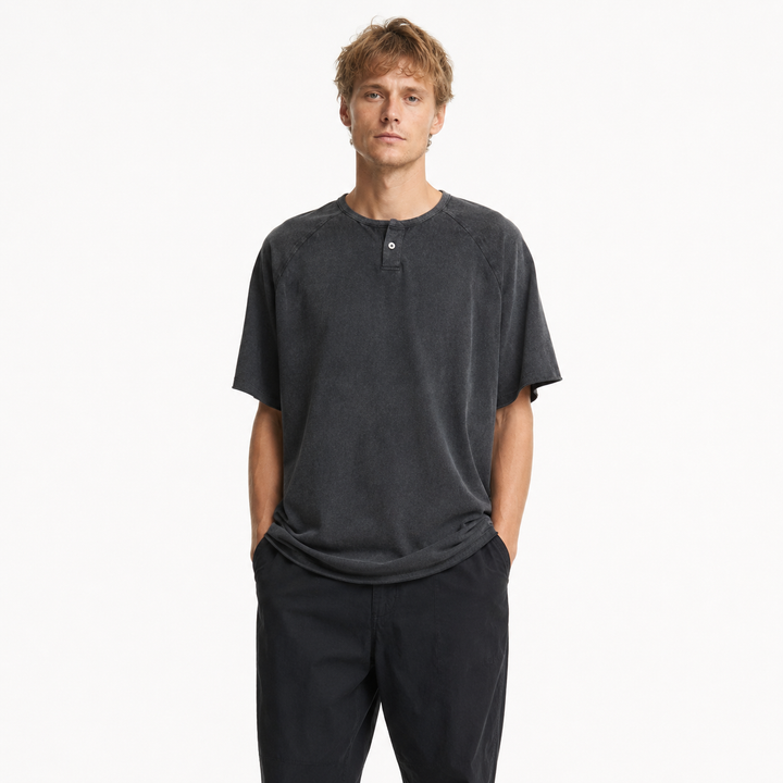 Herre vintage Henley t-skjorte i tung vasket bomull. Komfortabel oversized bomullstee for casual hverdagsbruk.
